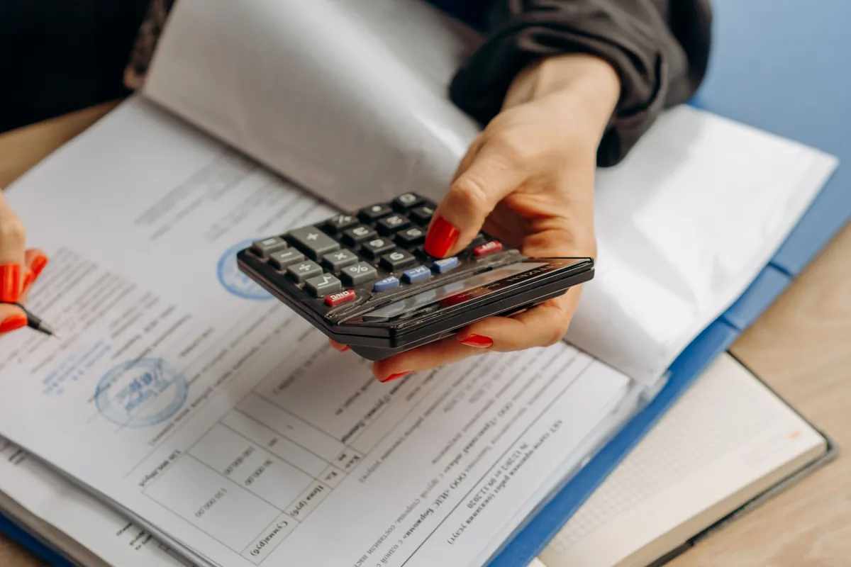 Exporter calculating product packaging freight and international shipping costs